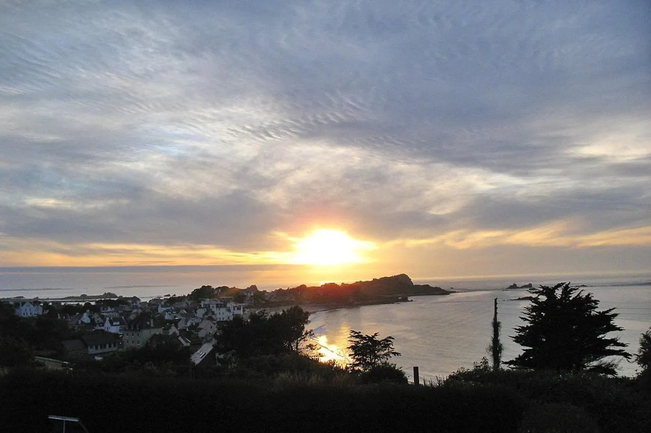 Charming Holiday Home With Sea View, Plougasnou Saint-Jean-du-Doigt 0*,  France